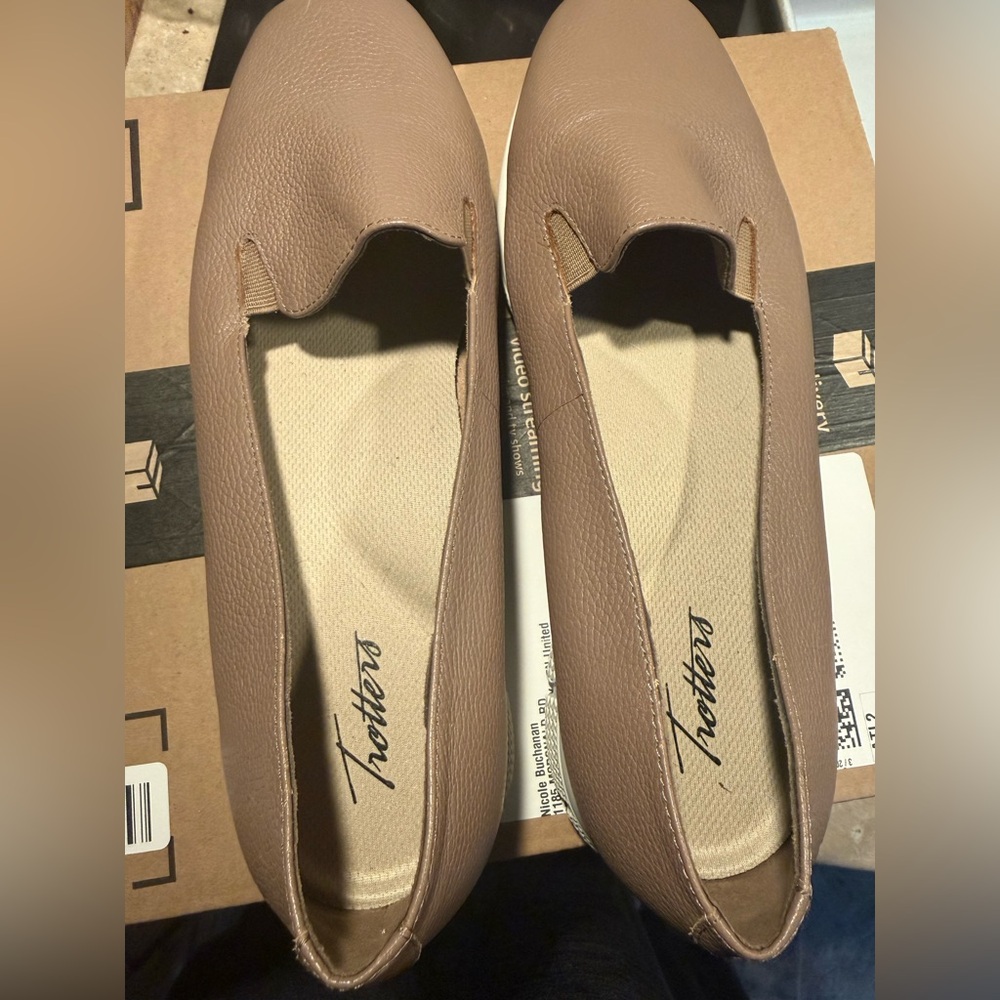 Trotters Beige Leather Flats